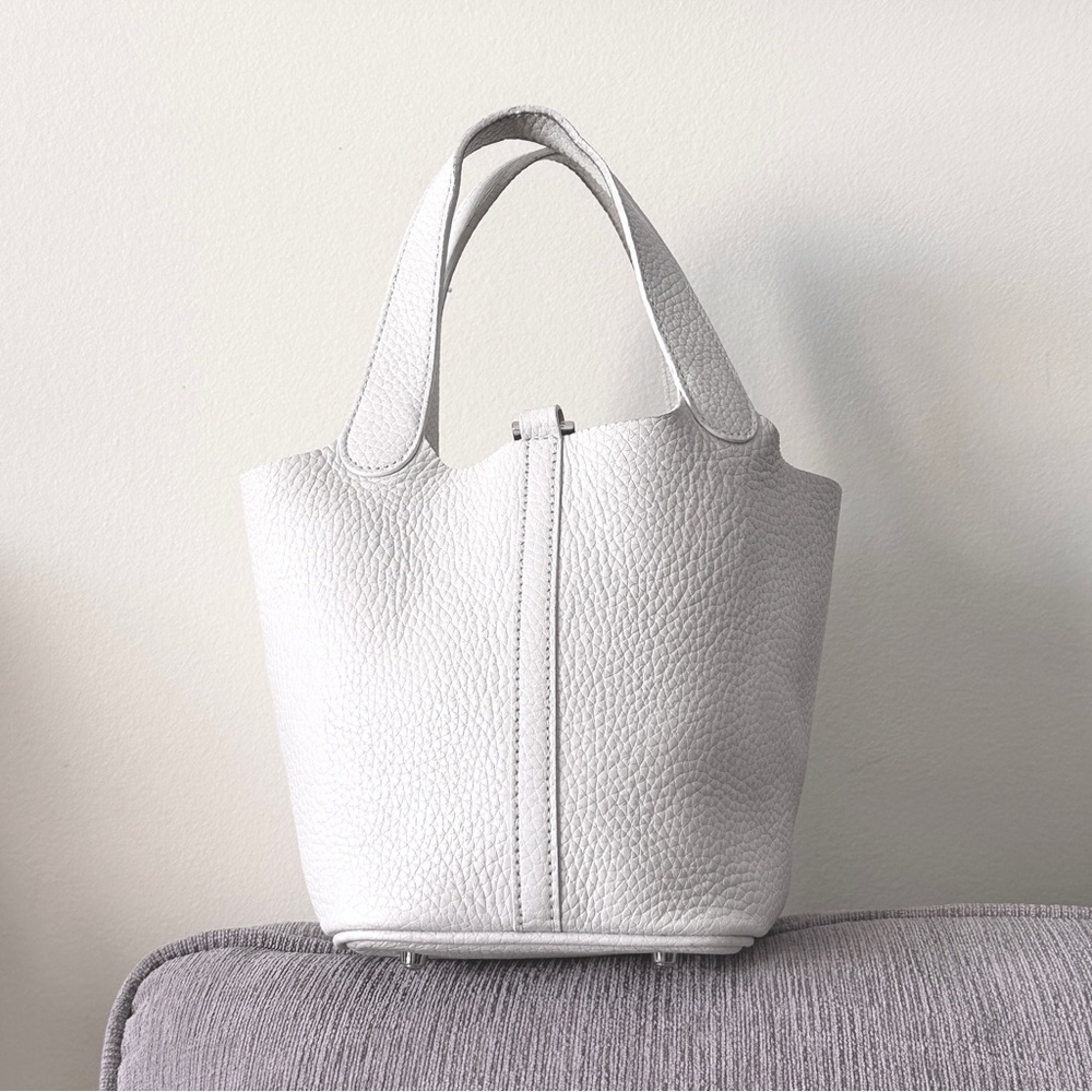 Elegant off White Leather Bucket Tote Bag with silver horse charm - Picture 2 of 13